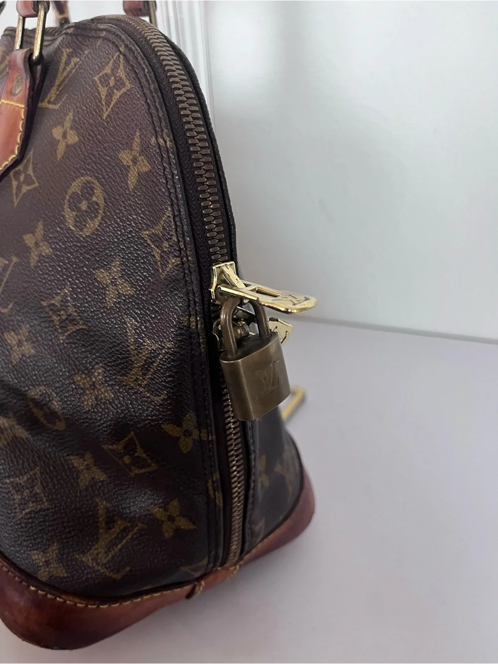 LOUIS VUITTON VINTAGE ALMA BAG.